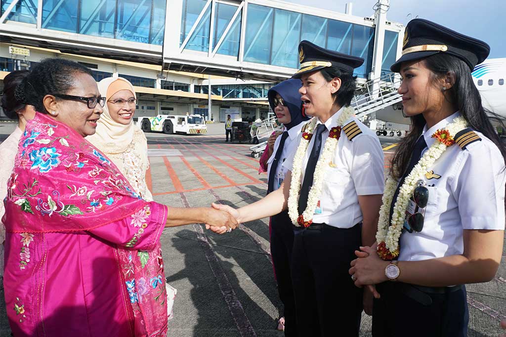 Menteri Pemberdayaan Perempuan dan Perlindungan Anak Yohana Yembise (kiri) menyambut kapten pilot Garuda Indonesia Ida Fiqria dan kopilot Sari Ardisa di Bandara Minangkabau, Padang, Sumbar.