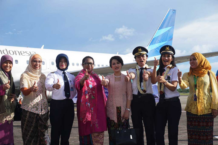 Menteri Pemberdayaan Perempuan dan Perlindungan Anak Yohana Yembise (keempat kiri) berfoto bersama Direktur SDM dan Umum Garuda Indonesia Sari Suharso (keempat kanan), kapten pilot Garuda Indonesia Ida Fiqria dan kopilot Sari Ardisa serta petugas lainnya.