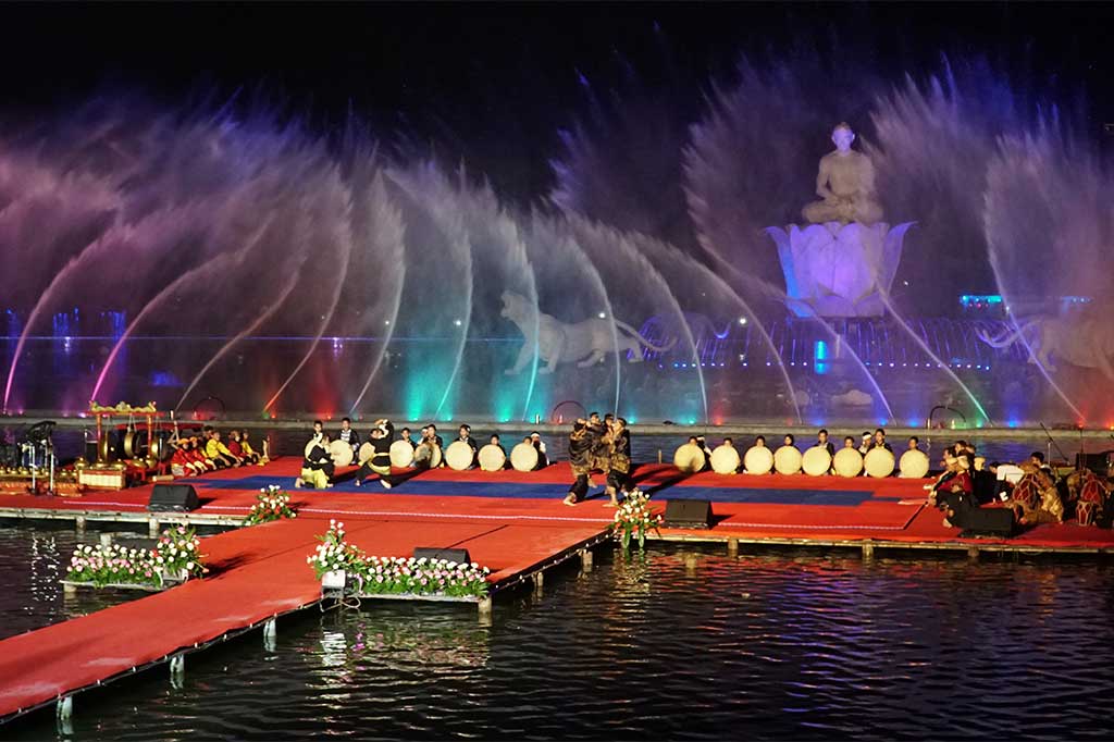 Kolaborasi seni tari dan pencak silat tampil pada acara puncak Festival Bela Diri Dunia di Situ Buled Taman Air Mancur Sri Baduga, Kabupaten Purwakarta, Jawa Barat, Jumat (21/4/2017).