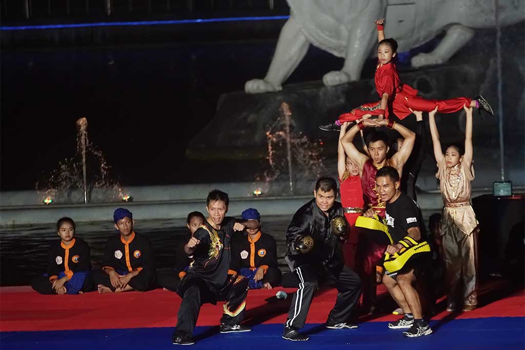 Mantan juara dunia tinju kelas bulu Chris John (tengah) bersama atlet wushu Indonesia tampil pada acara puncak Festival Bela Diri Dunia di Situ Buled Taman Air Mancur Sri Baduga.