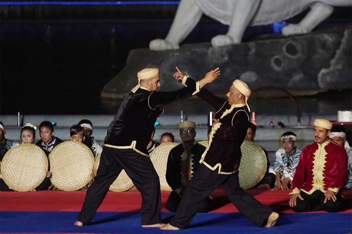 Pesilat dari Maroko tampil pada acara puncak Festival Bela Diri Dunia di Situ Buled Taman Air Mancur Sri Baduga.