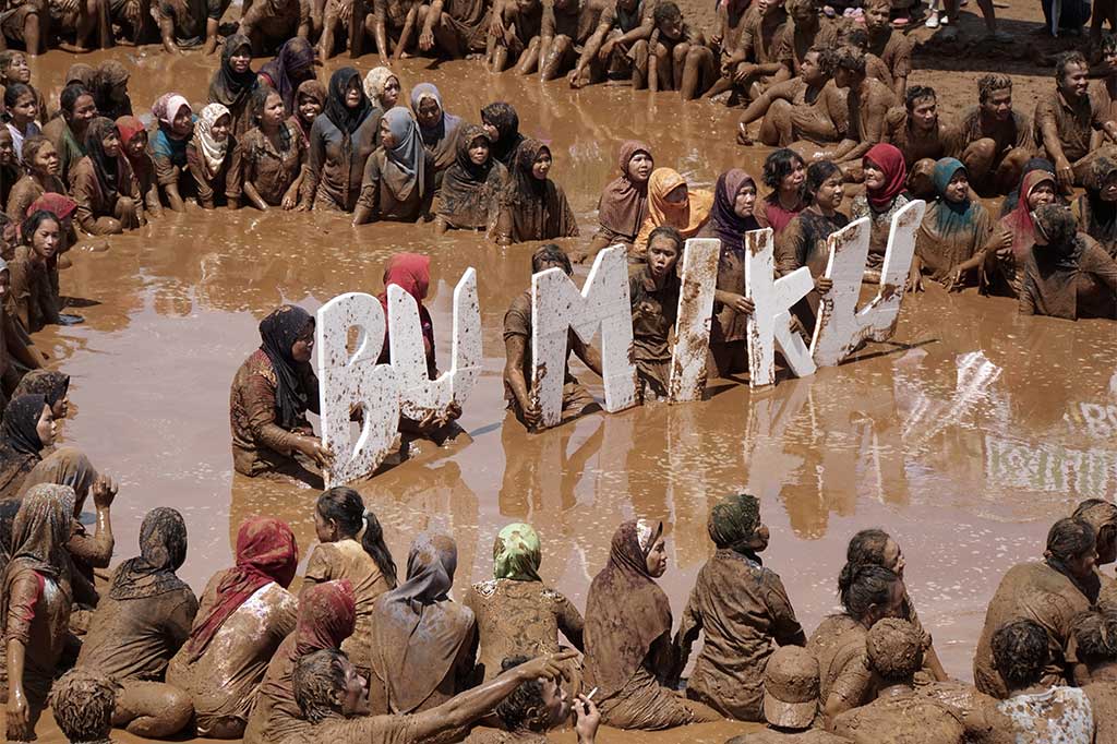 Warga Banjarmangu Gelar Berbagai Kegiatan
Metrotvnews.com, Banjarnegara: Warga melakukan perayaan mandi lumpur massal dalam rangka memperingati Hari Bumi di Desa Kalilunjar, Banjarmangu, Banjarnegara, Jateng, Sabtu (22/4/2017). 