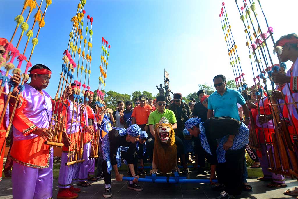 Wali Kota Bandung Ridwan Kamil diarak menggunakan kesenian Sisingaan saat mengikuti gerak jalan sehat bersama NasDem di Alun-alun Tasikmalaya, Jawa Barat, Sabtu (22/4/2017). 