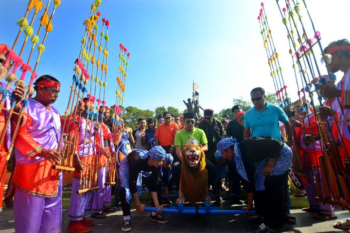 Wali Kota Bandung Ridwan Kamil diarak menggunakan kesenian Sisingaan saat mengikuti gerak jalan sehat bersama NasDem di Alun-alun Tasikmalaya, Jawa Barat, Sabtu (22/4/2017). 