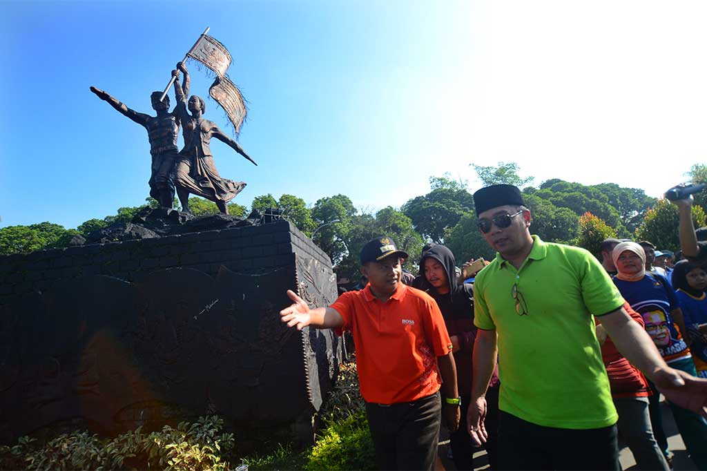 Wali Kota Bandung Ridwan Kamil bersama Bupati Tasikmalaya Uu Ruzhanul Ulum mengikuti gerak jalan sehat bersama NasDem di Alun-alun Tasikmalaya.