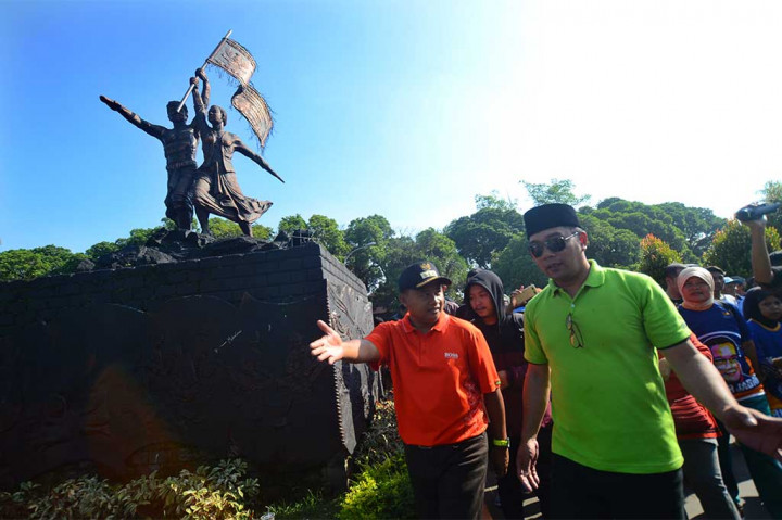 Wali Kota Bandung Ridwan Kamil bersama Bupati Tasikmalaya Uu Ruzhanul Ulum mengikuti gerak jalan sehat bersama NasDem di Alun-alun Tasikmalaya.