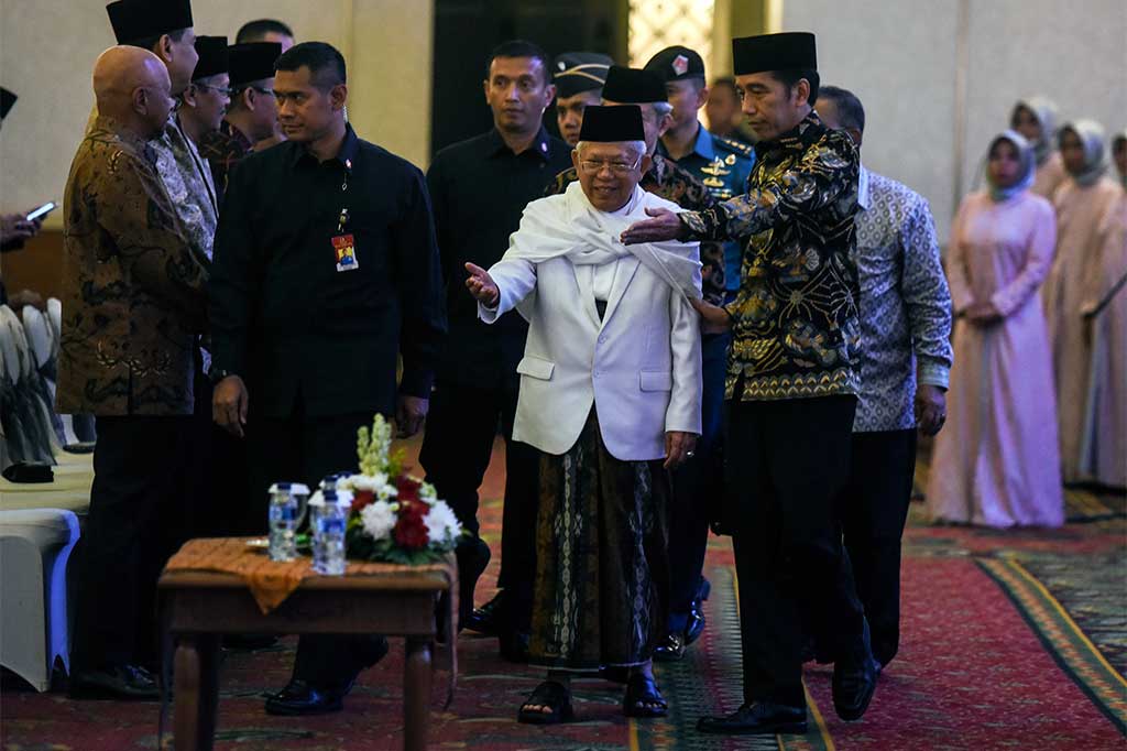 Presiden Joko Widodo (kanan) berjalan bersama Ketua MUI Ma'ruf Amin  saat akan membuka Kongres Ekonomi Umat 2017 di Jakarta, Sabtu (22/4/2017).
