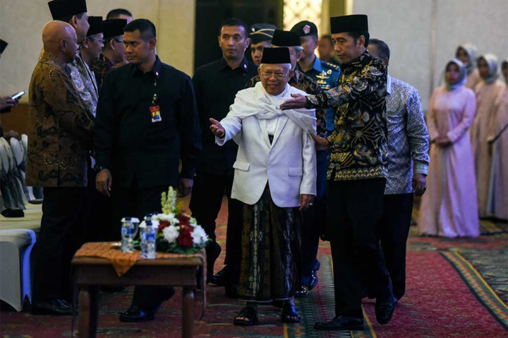 Presiden Joko Widodo (kanan) berjalan bersama Ketua MUI Ma'ruf Amin  saat akan membuka Kongres Ekonomi Umat 2017 di Jakarta, Sabtu (22/4/2017).