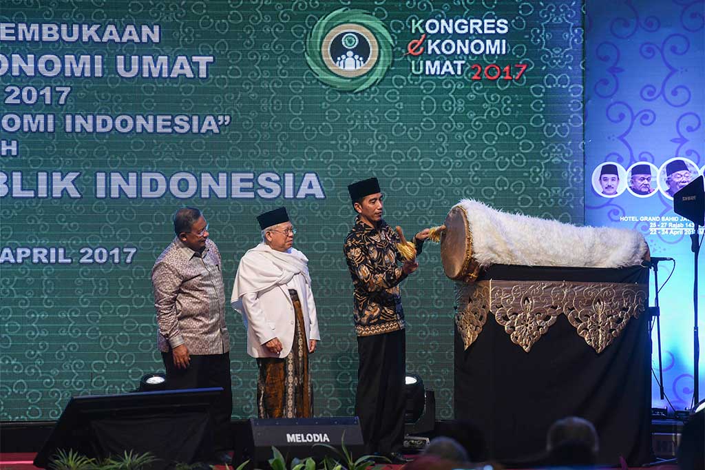 Presiden Jokowi (kanan) disaksikan Ketua MUI Ma'ruf Amin (tengah) dan Menko Perekonomian Darmin Nasution menabuh beduk saat pembukaan Kongres Ekonomi Umat 2017.