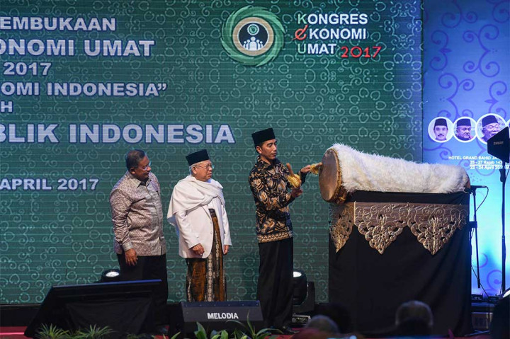 Presiden Jokowi (kanan) disaksikan Ketua MUI Ma'ruf Amin (tengah) dan Menko Perekonomian Darmin Nasution menabuh beduk saat pembukaan Kongres Ekonomi Umat 2017.