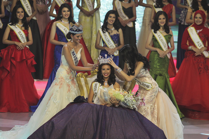 Miss World 2016 Stephanie Del Valle (kiri) bersama Miss Indonesia 2016 Natasha Mannuela (kanan) menyematkan mahkota kepada Achintya Nilsen sebagai Miss Indonesia 2017.