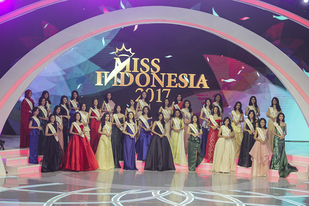 Achintya berhasil menyisihkan 33 peserta lain yang bersaing menuju gelar juara dan memakai mahkota Miss Indonesia 2017.