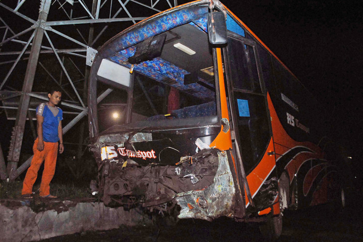 Kecelakaan terjadi saat bus wisata yang diduga mengalami rem blong menabrak enam mobil dan lima motor di depannya. 