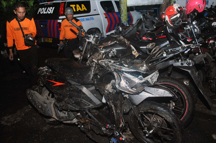 Dalam kecelakaan tersebut, empat orang meninggal dunia dan sejumlah orang luka berat. 