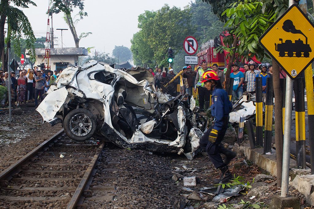 Peristiwa itu bermula, ketika mobil Xenia bernopol S 1997 melaju dari arah utara ke selatan dan kemudian belok ke kiri masuk perlintasan KA. Saat itu palang pintu sudah turun, tapi mobil tetap memaksa masuk dari arah selatan muncul KA Mutiara Timur.