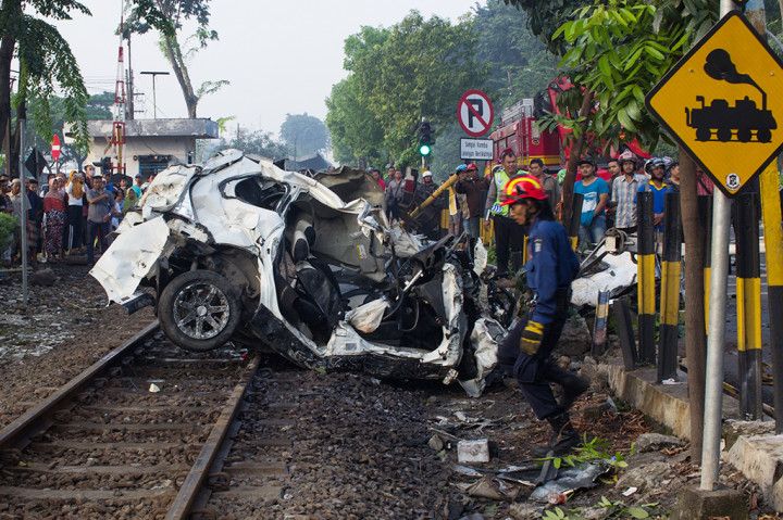 Peristiwa itu bermula, ketika mobil Xenia bernopol S 1997 melaju dari arah utara ke selatan dan kemudian belok ke kiri masuk perlintasan KA. Saat itu palang pintu sudah turun, tapi mobil tetap memaksa masuk dari arah selatan muncul KA Mutiara Timur.