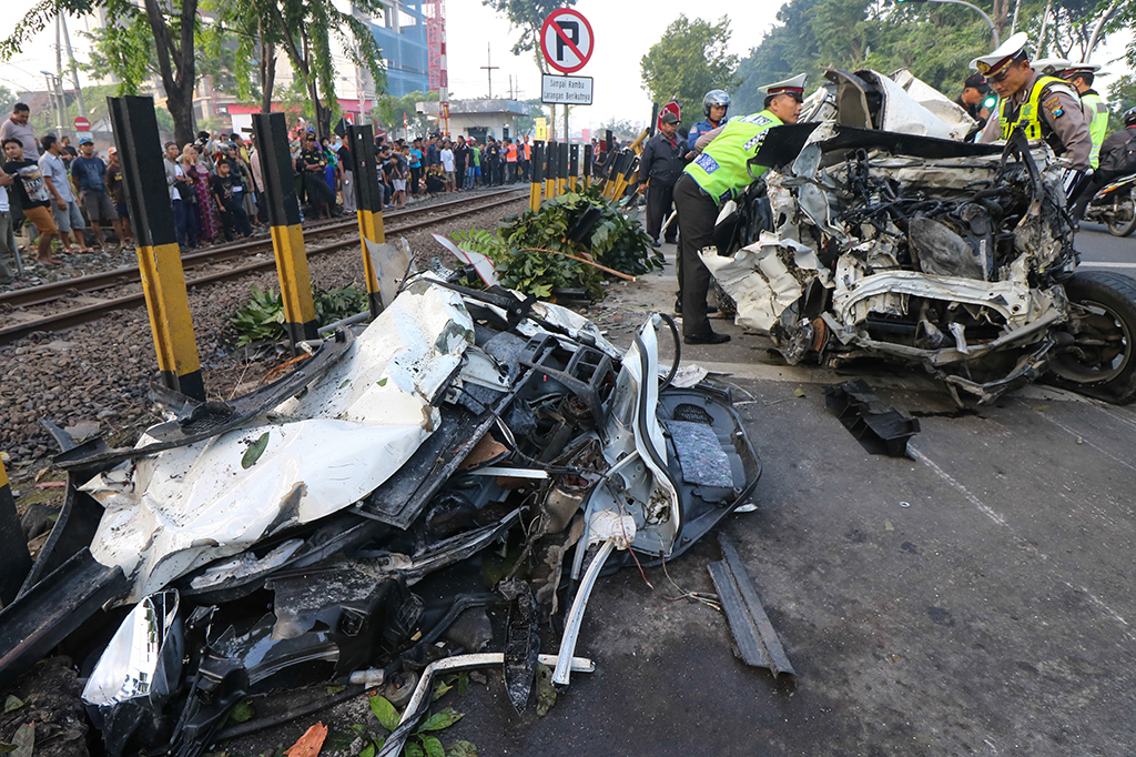 Mobil Xenia warna silver pun tertabrak KA dan terseret. Mobil mengalami rusak berat akibat peristiwa ini dan tiga orang tewas di lokasi kejadian.