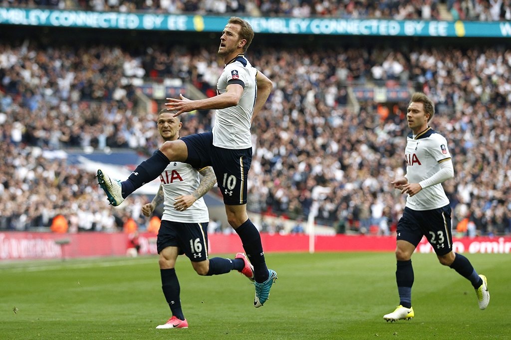 Menit ke-18 Tottenham Hotspur menyamakan kedudukan lewat tandukan Harry Kane meneruskan umpan Christian Eriksen.