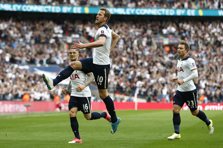 Menit ke-18 Tottenham Hotspur menyamakan kedudukan lewat tandukan Harry Kane meneruskan umpan Christian Eriksen.