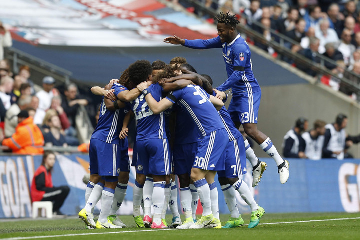 Willian kembali membawa Chelsea unggul tiga menit sebelum babak pertama usai. Skor 2-1 bertahan hingga jeda