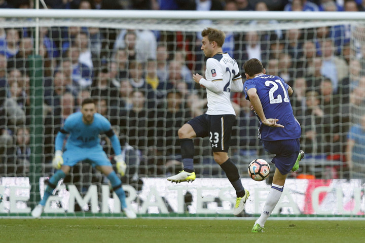 Tembakan keras Nemanja Matic dari luar kotak penalti menjebol gawang Spurs dan memantapkan kemenangan timnya menjadi 4-2.