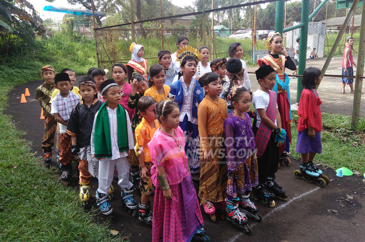 Puluhan atlet sepatu roda yang tergabung dalam klub Thunder Skates memeriahkan Hari Kartini dengan menggelar lomba di Perumahan Arco, Sawangan, Depok, Jabar, Minggu (23/4/2017).