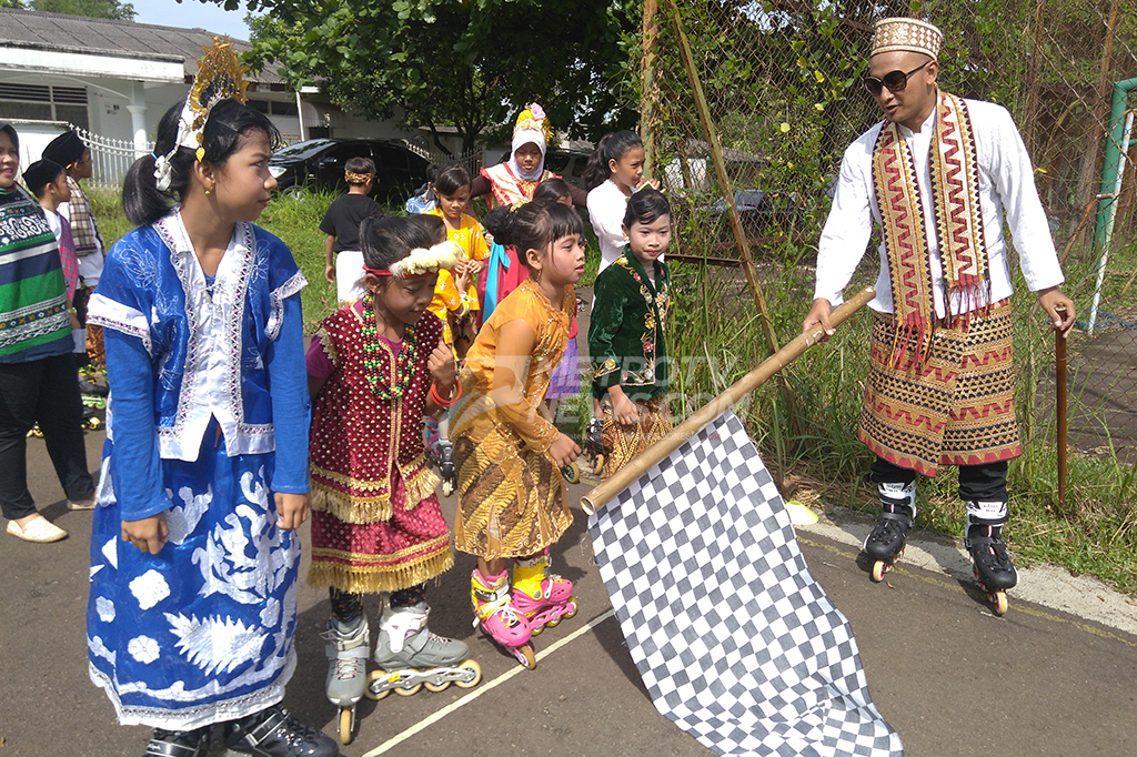 Uniknya, selain mengenakan pakaian tradisional dari berbagai daerah, para atlet tersebut tetap mengenakan sepatu roda saat berlomba.