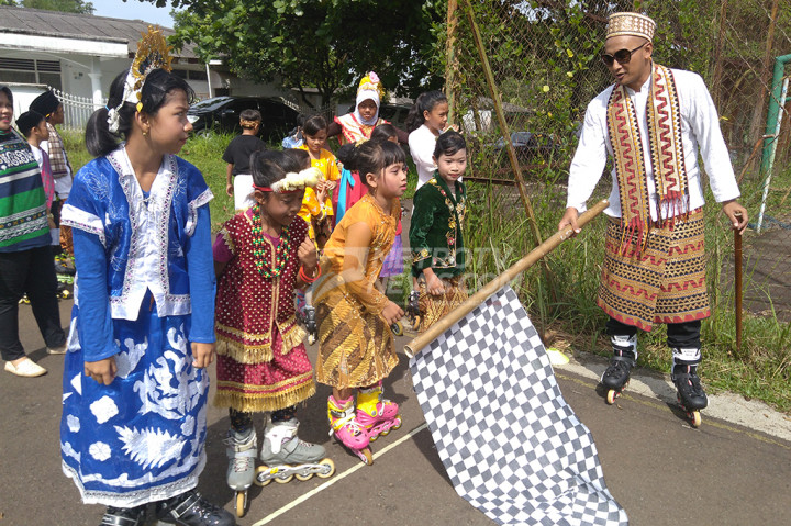 Uniknya, selain mengenakan pakaian tradisional dari berbagai daerah, para atlet tersebut tetap mengenakan sepatu roda saat berlomba.