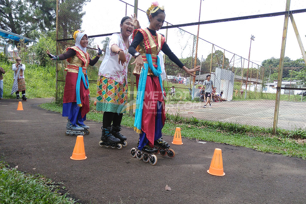 Para atlet sepatu roda berpacu sambil tetap menari.