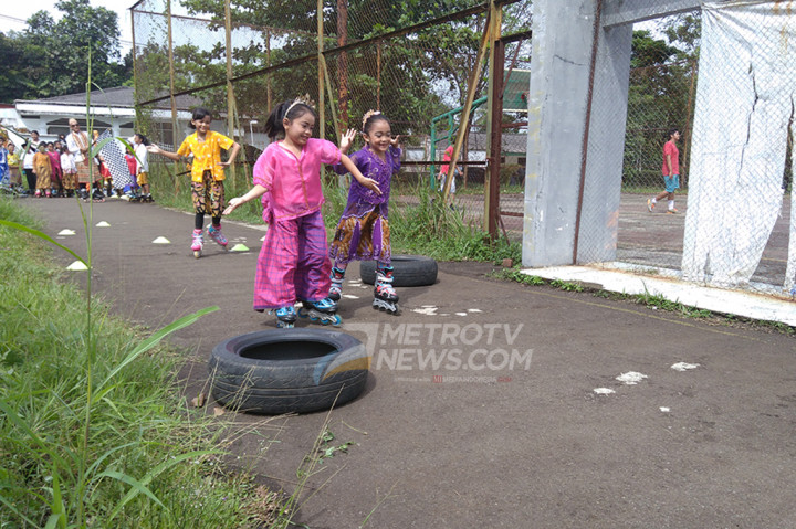 Para atlet sepatu roda berpacu sambil tetap menari.