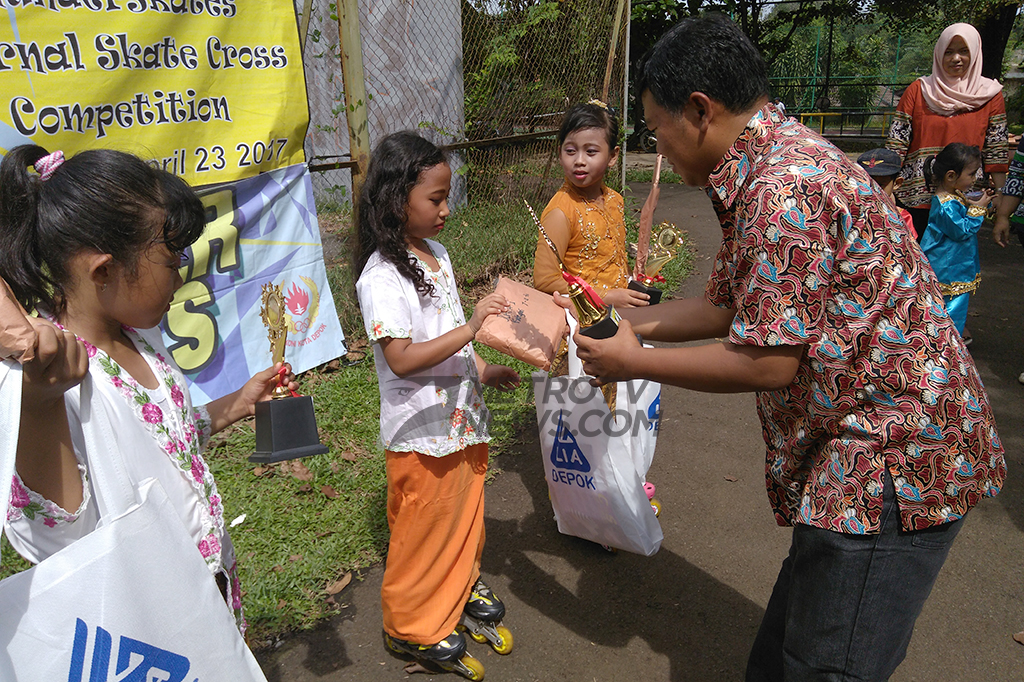 Usai lomba, hadiah pun dibagikan kepada para pemenang. 
