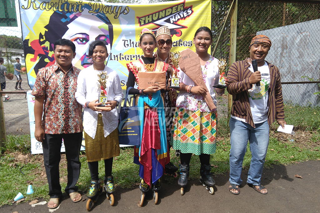 Senyum para pemenang saat memegang trofi dan berbagai hadiah lainnya.