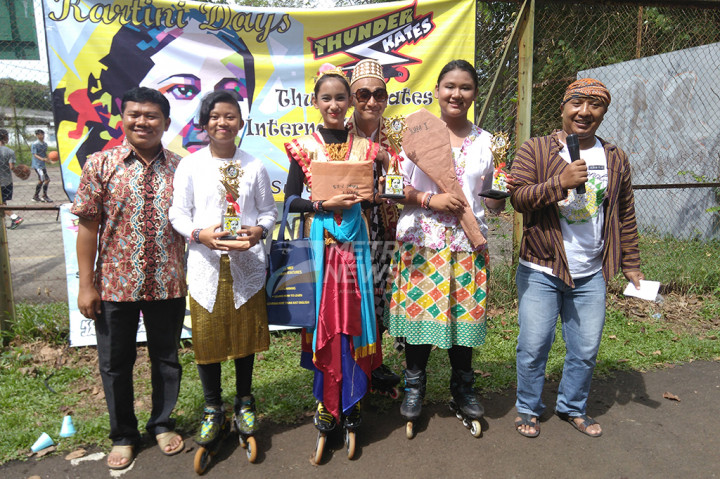 Senyum para pemenang saat memegang trofi dan berbagai hadiah lainnya.