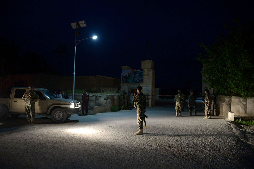 Penyerang menerobos sejumlah fasilitas di pangkalan tersebut dan melancarkan tembakan secara membabi buta pada Jumat (21/4).