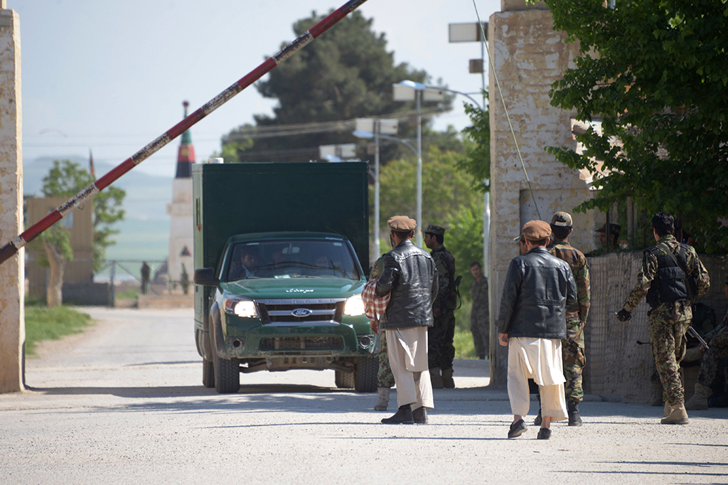 Mereka menyerang tentara yang saat itu sedang makan dan meninggalkan sebuah masjid setelah salat Jumat.