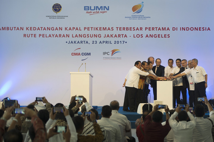 Menhub Budi Karya Sumadi (kelima kanan) bersama Direktur Utama PT Pelindo II Elvyn G Masassya (keempat kanan), Senior Vice President CMA CGM Asia Jean-Yves Duval (ketiga kanan), Dubes Perancis untuk Indonesia Jean-Charles Berthonnet (kelima kiri), dan APL CEO Dewan NOL Nicolas Sartini (keempat kiri) menekan tombol saat penyambutan kedatangan kapal CMA CGM Ottelo di Jakarta International Container Terminal (JICT), Jakarta.