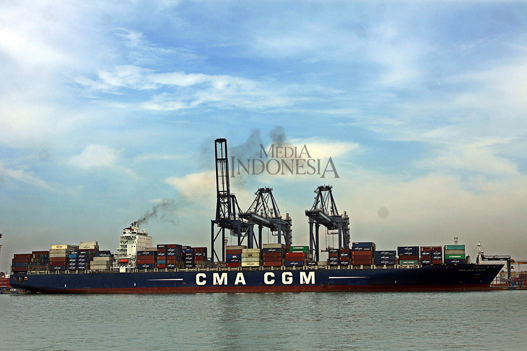 Kapal CMA-CGM Otello memiliki panjang 334 meter dan melakukan bongkar muat petikemas sebanyak 1.551 TEUs.