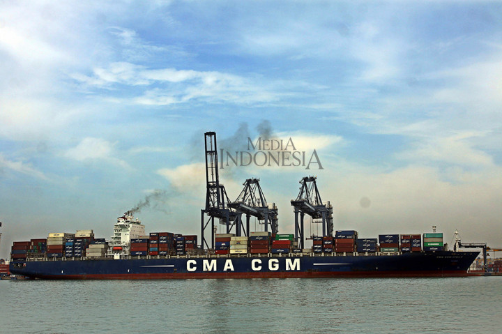 Kapal CMA-CGM Otello memiliki panjang 334 meter dan melakukan bongkar muat petikemas sebanyak 1.551 TEUs.