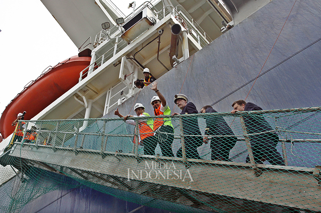 Menteri Perhubungan Budi Karya Sumadi (kiri) dan Direktur Utama PT Pelindo II Elvyn G. Masassya (kedua kiri) menaiki kapal CMA CGM Ottelo dalam peresmian kedatangan kapal kontainer itu di Jakarta International Container Terminal (JICT), Jakarta.