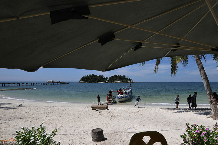 Pengunjung menuruni kapal di dermaga darurat Pulau Berhala, Lingga, Kepulauan Riau.
