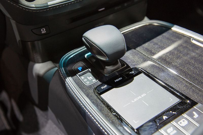 Tuas transmisi Lexus LS 500 tidak akan berubah posisi walau digerakkan ke mode D, R atau N. Bahkan ketika dimainkan di mode manual.