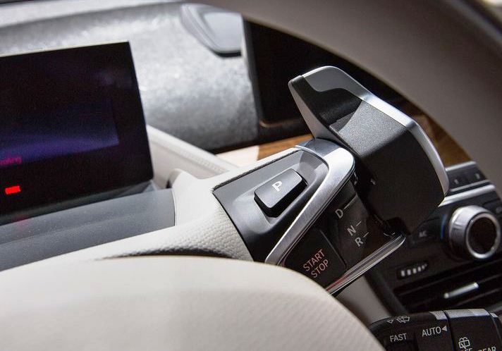 BMW i3 Born Electric memindahkan tuas transmisi ke belakang kemudi. Berhimpitan dengan tuas wiper dan sein.