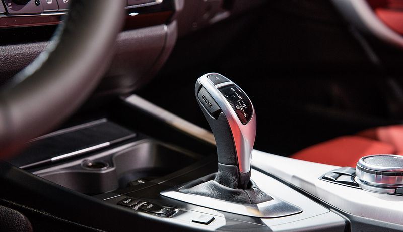 Joystick di BMW M240i xDrive 2017 convertible.