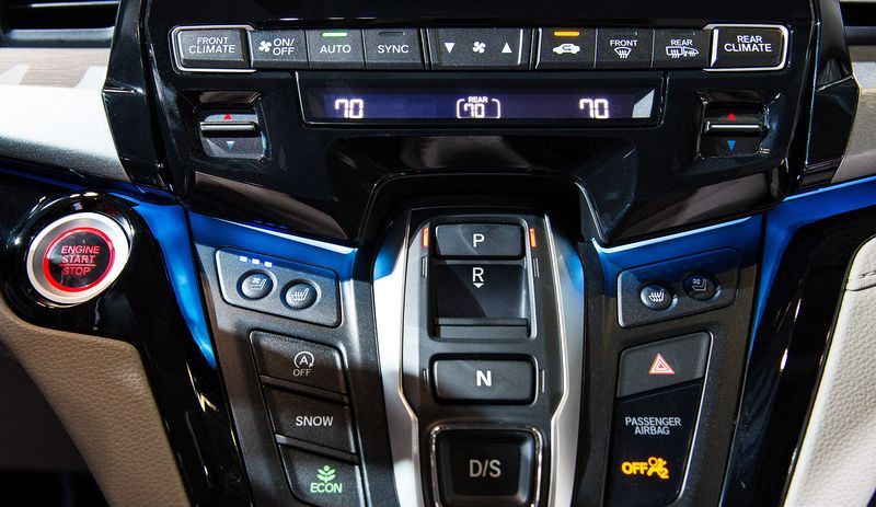 Honda Odyssey tambil revolusioner dengan shifter tombol. Absennya tuas membuat kabin depan terasa lebih lapang.