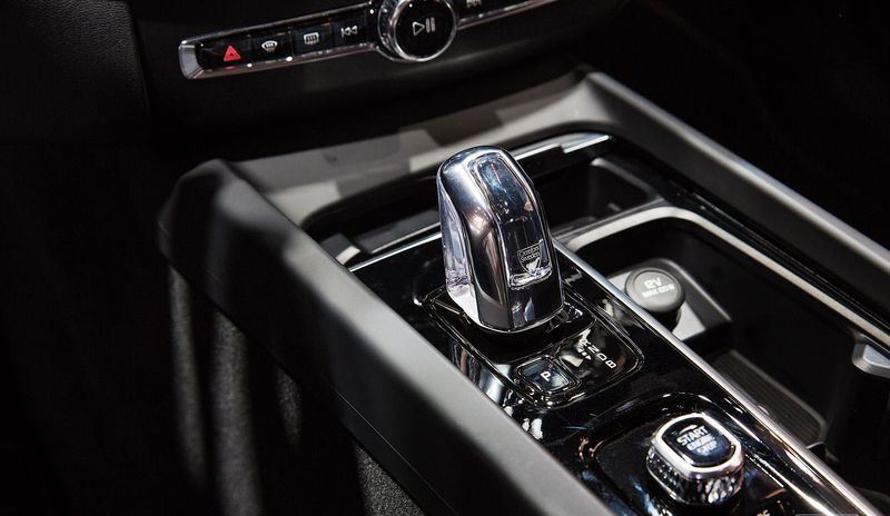 Volvo XC60 memiliki shifter transmisi paling cantik, Tuasnya dibungkus kaca kristal. Enak dipandang, kurang nyaman di tangan.  