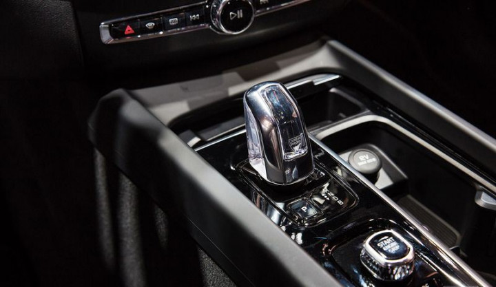 Volvo XC60 memiliki shifter transmisi paling cantik, Tuasnya dibungkus kaca kristal. Enak dipandang, kurang nyaman di tangan.  