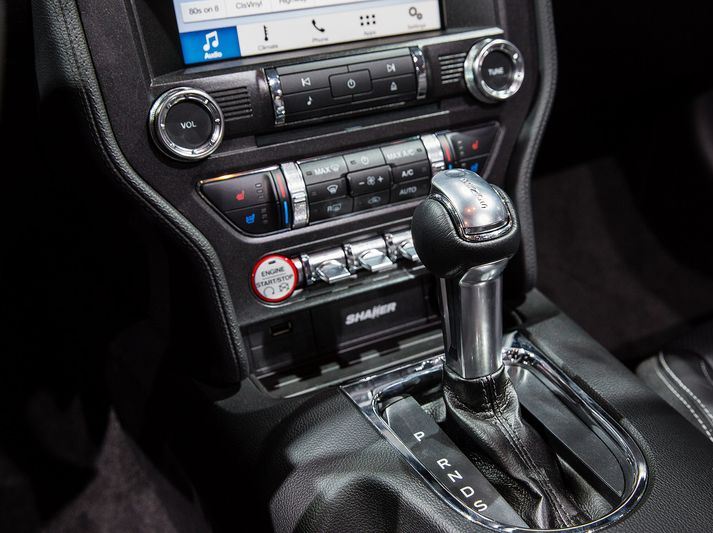 Gaya vintage shifter Ford Mustangs 2017 menguatakn tema restro muscle car yang ingin meraih kembali kejayaannya.