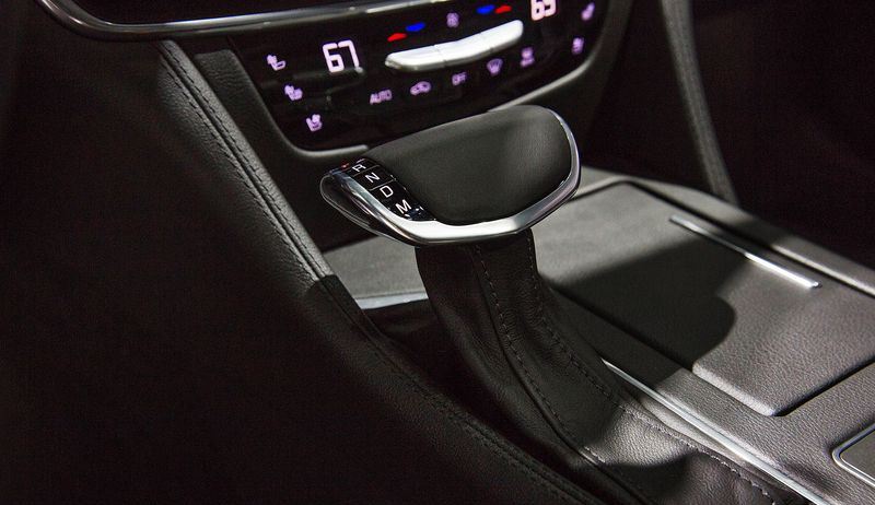 Shifter transmisi matic Cadillac Ct6 Plug-in memiliki desain seperti kepala ular kobar yang bersiap mematuk. 