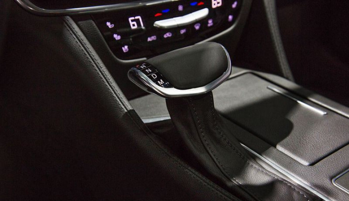 Shifter transmisi matic Cadillac Ct6 Plug-in memiliki desain seperti kepala ular kobar yang bersiap mematuk. 