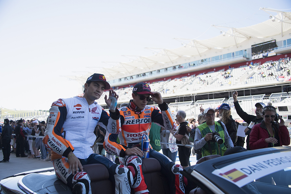 Rekan satu tim Marquez, Dani Pedrosa, melengkapi podium dengan finis di urutan ketiga.